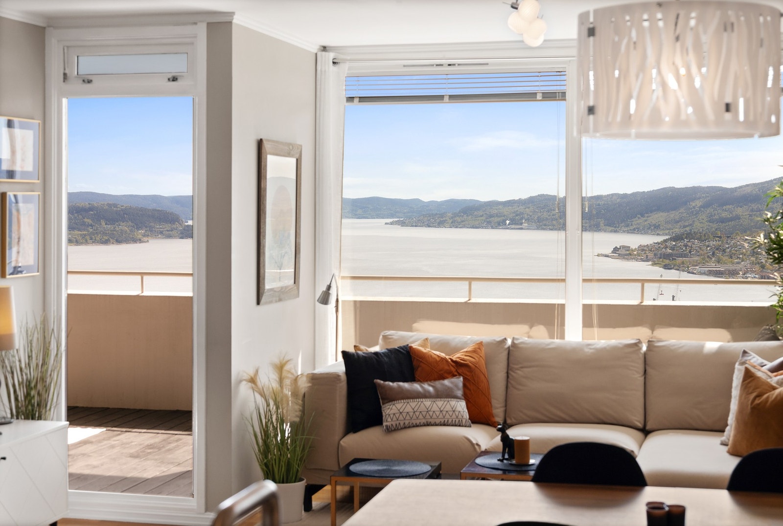 Den flotte utsikten kan også nytes fra sofakroken Galleribilde
