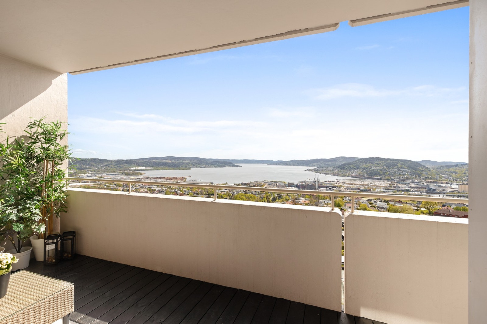 Herlig balkong med vidstrakt utsikt over fjorden og Drammen by Galleribilde