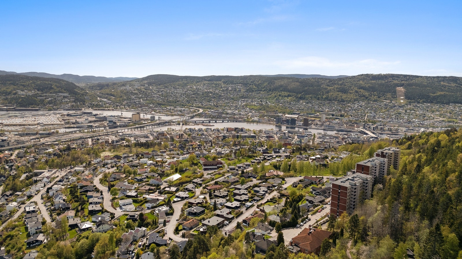 Det er kort kjøreavstand til alle nødvendige fasiliteter, herunder dagligvarebutikker, CC kjøpesenter, togstasjon og nye Drammen sykehus Galleribilde