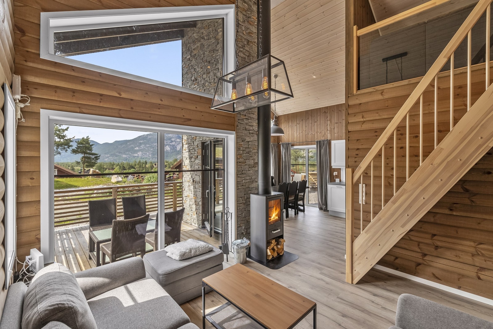 Stue og kjøkken er fint adskilt i hver sin sone Galleribilde