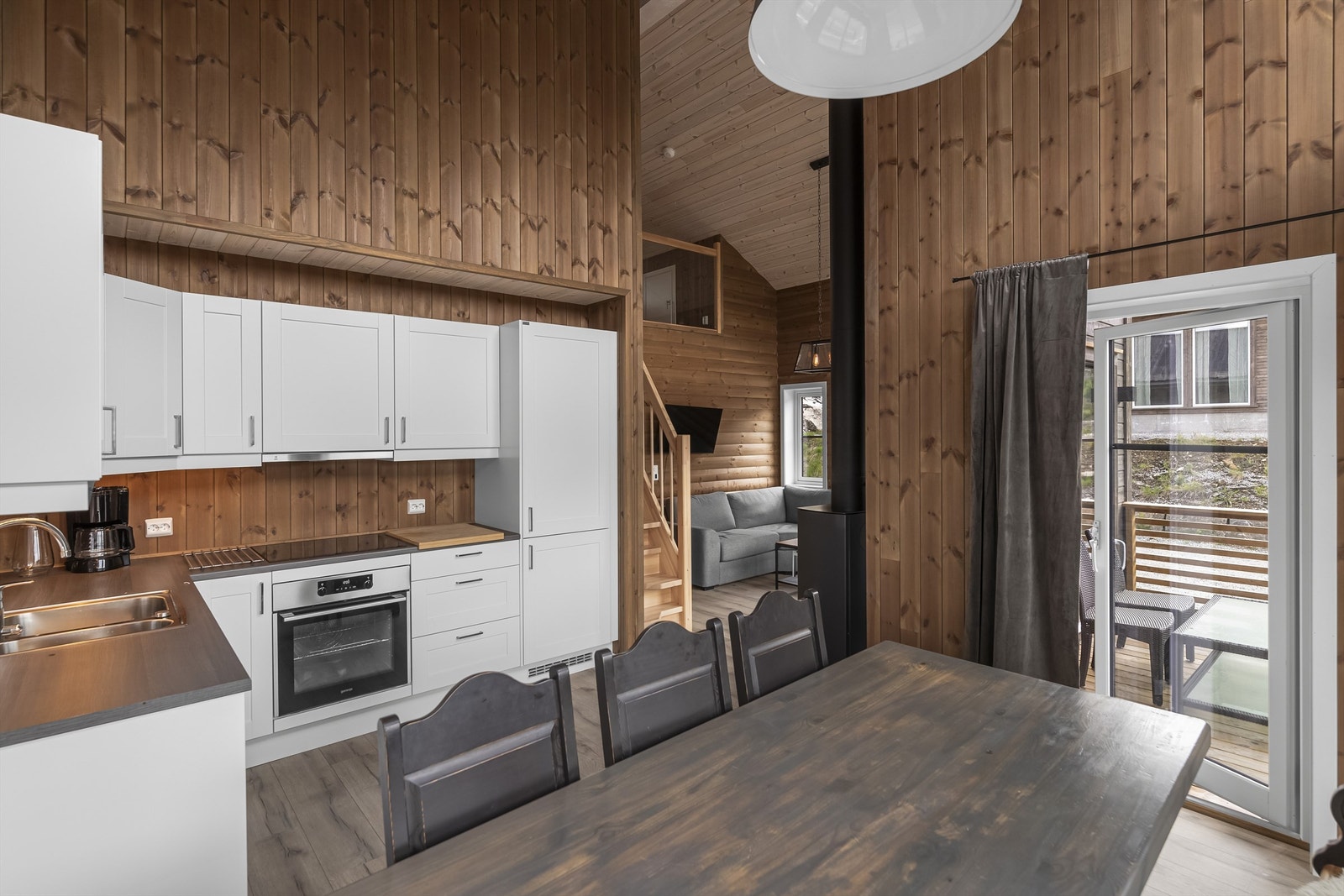 Kjøkkenet ligger delvis for seg selv med plass til spisebord. Utgang til terrasse Galleribilde