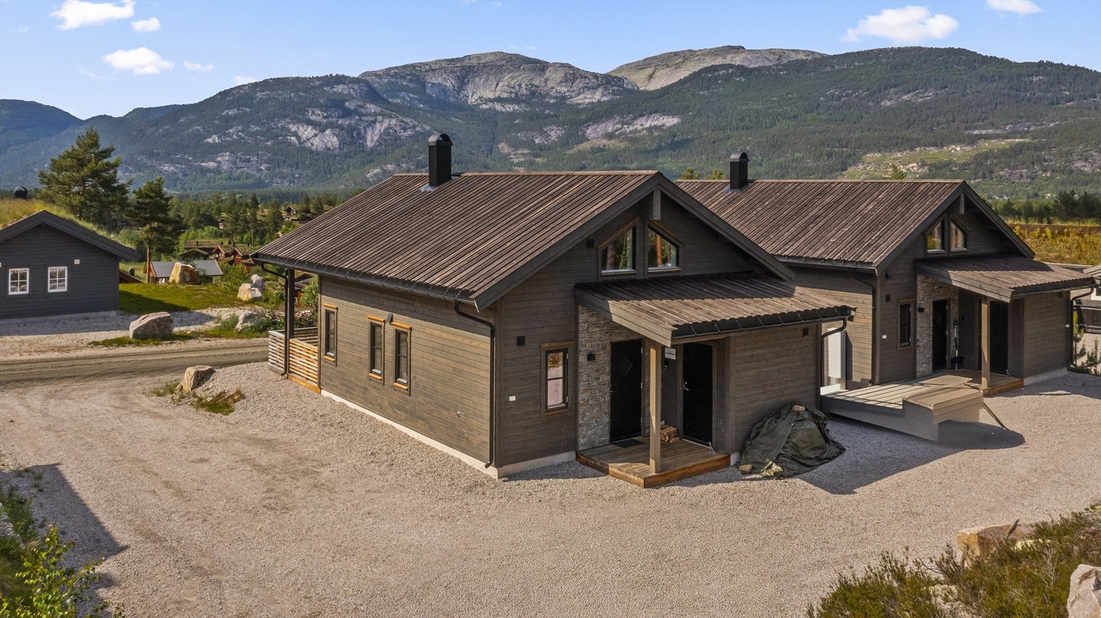 Overbygget inngangsparti med tilliggende bod. Praktisk for skiutstyr blant annet! Galleribilde