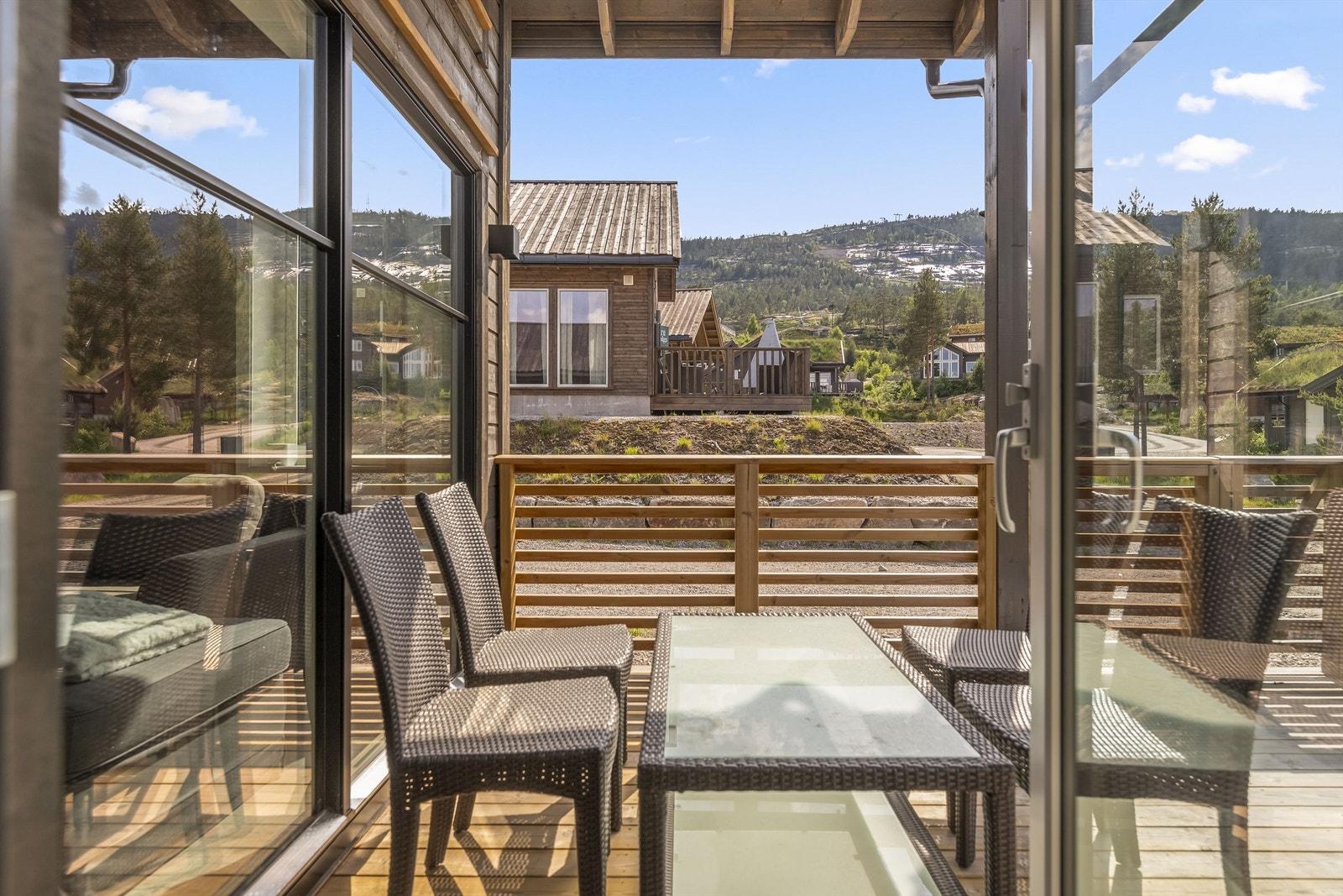 Veranda med utsyn til alpinanlegget og omkringliggende fjellkjeder Galleribilde