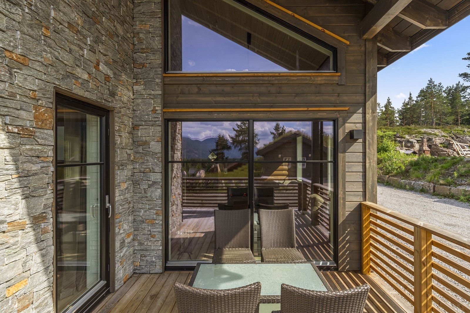 Lekre detaljer med steinsatt del av fasaden Galleribilde