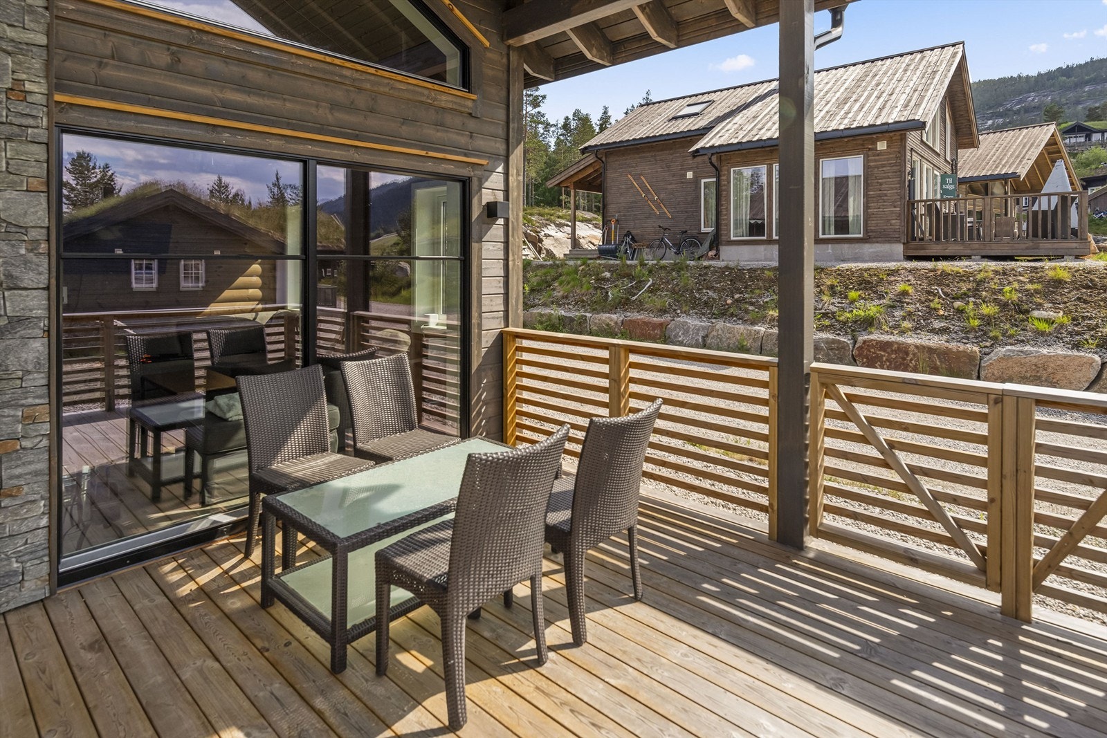 Fra kjøkkenet kommer du ut på stor terrasse som er delvis overbygget på 19kvm. Galleribilde