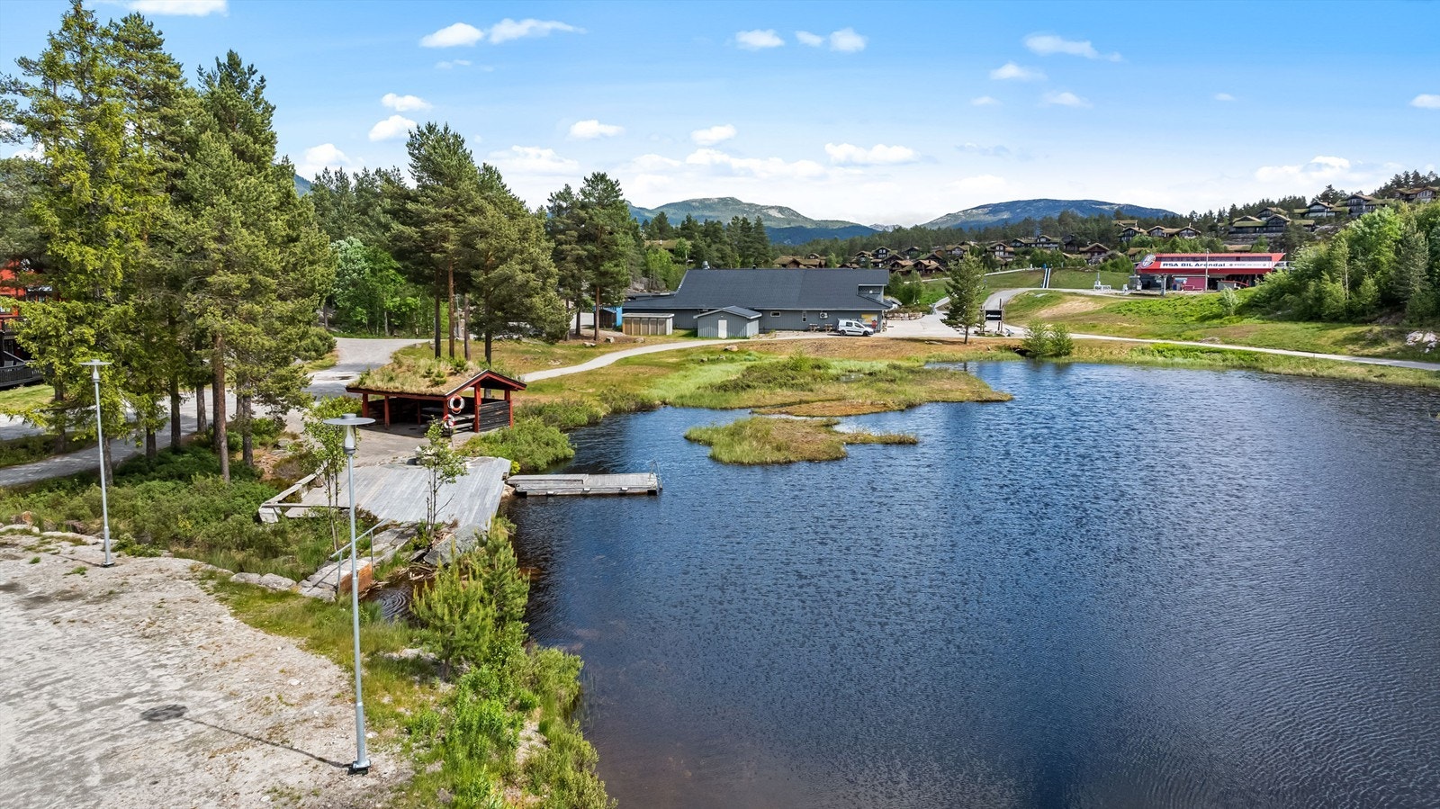 Ved skianlegget ligger et lite tjern med en badebrygge som er et populært innslag for hytteeierne. Galleribilde