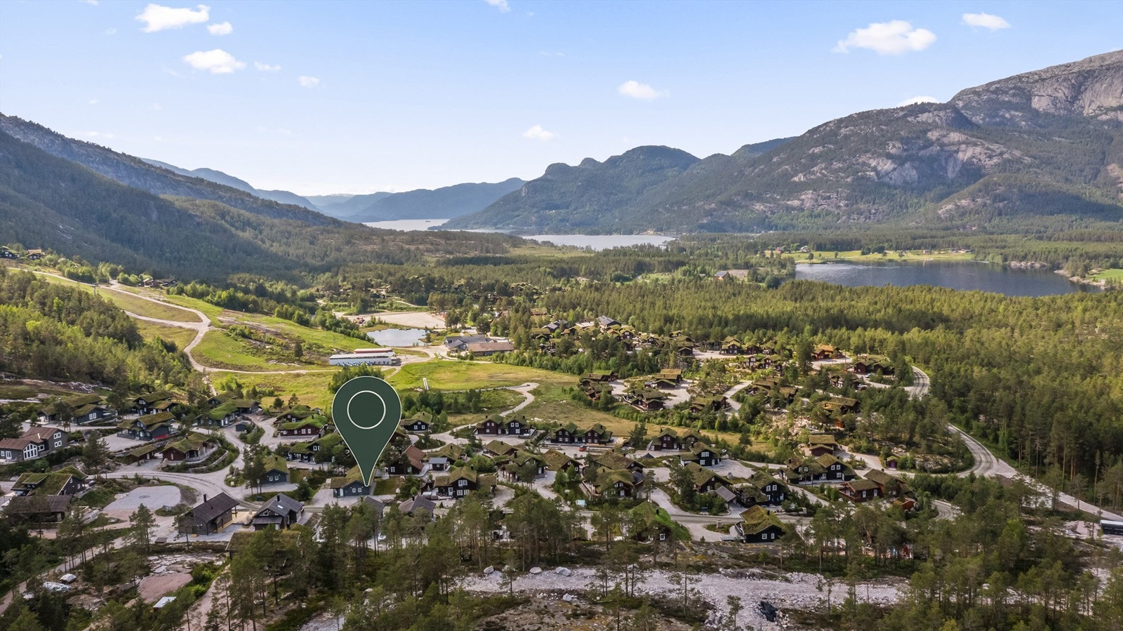 Hytten er merket i bilde og ligger sentralt til på Rådyrtoppen 3 Galleribilde