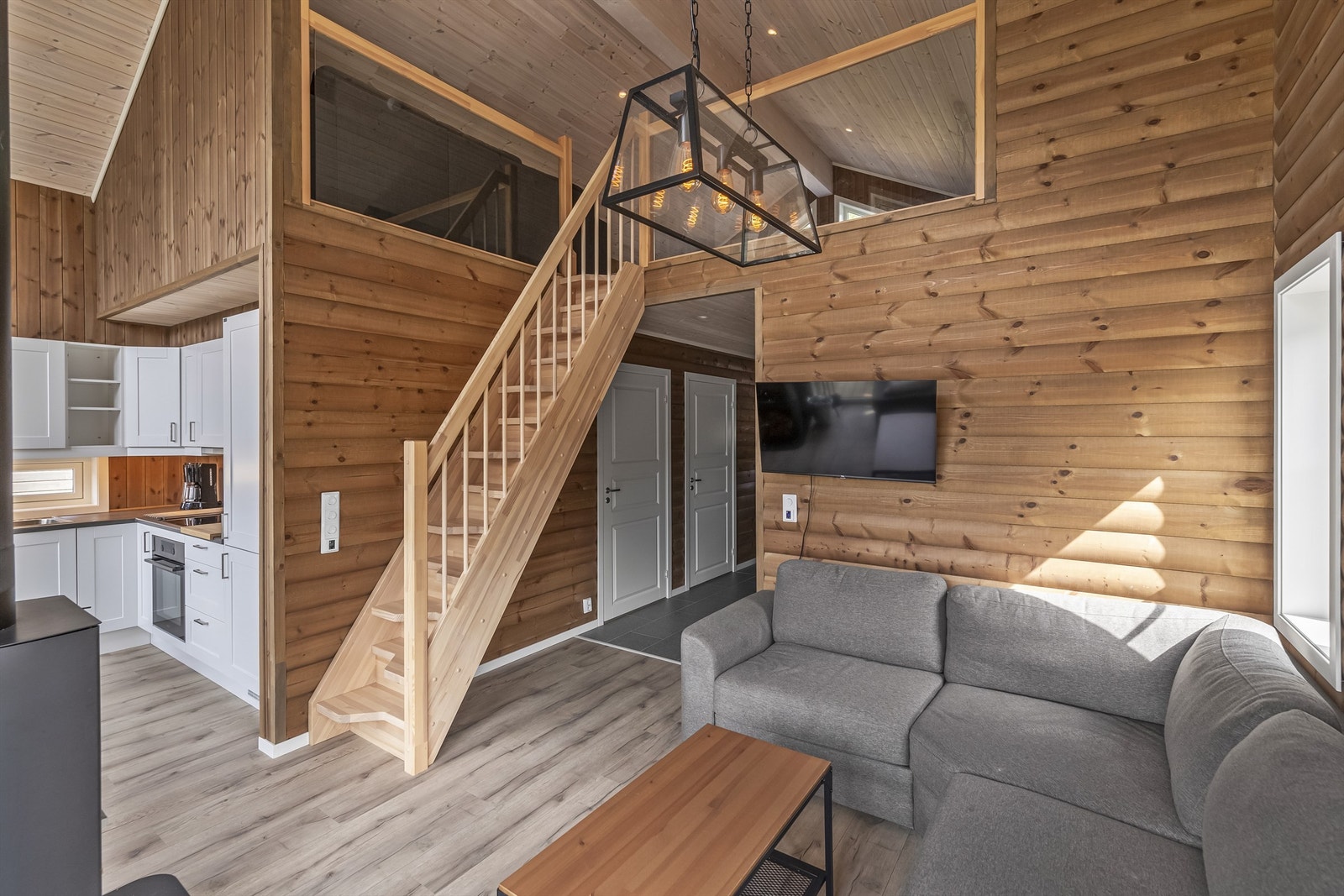 Fra stuen har man trapp opp til en praktisk hems Galleribilde