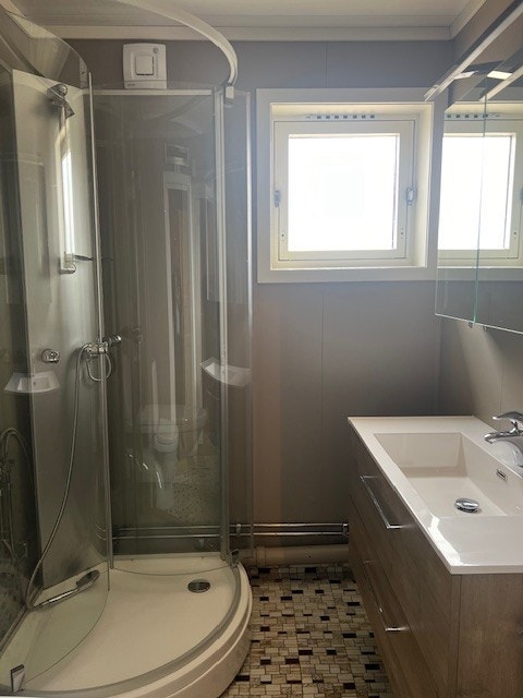 Bad 2 med dusjhjørne og toalett. Galleribilde