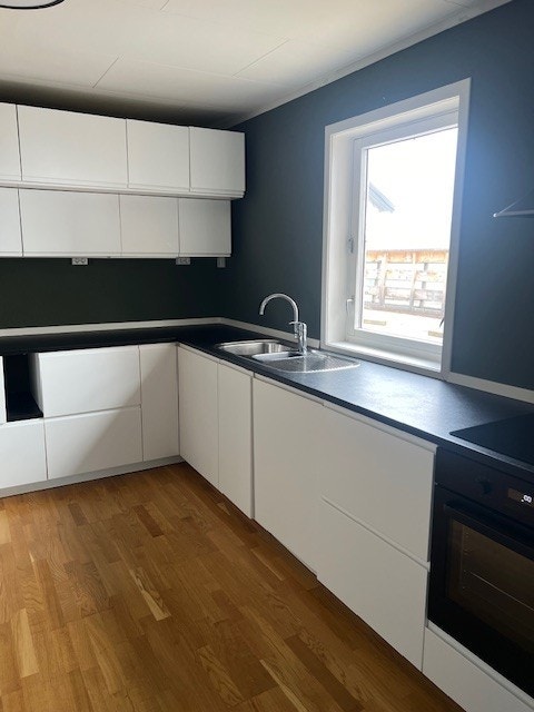 Separat kjøkken med hvitevarer. Galleribilde