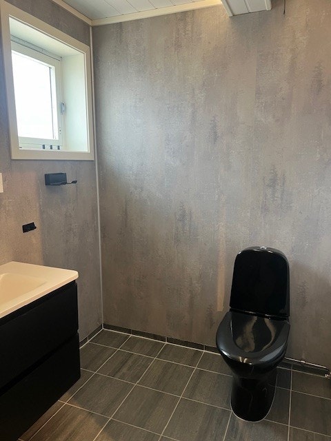 Bad 1 med dusjhjørne og opplegg for vaskemaskin. Galleribilde