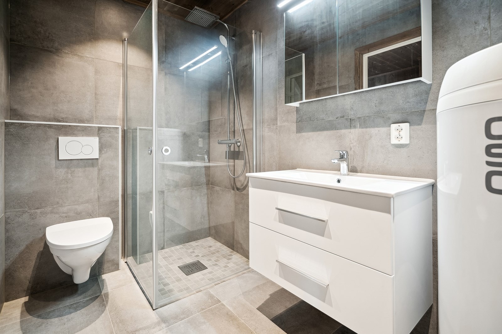 Badet er flislagt med delikate og tidløse fliser som er lett å like for alle. Galleribilde