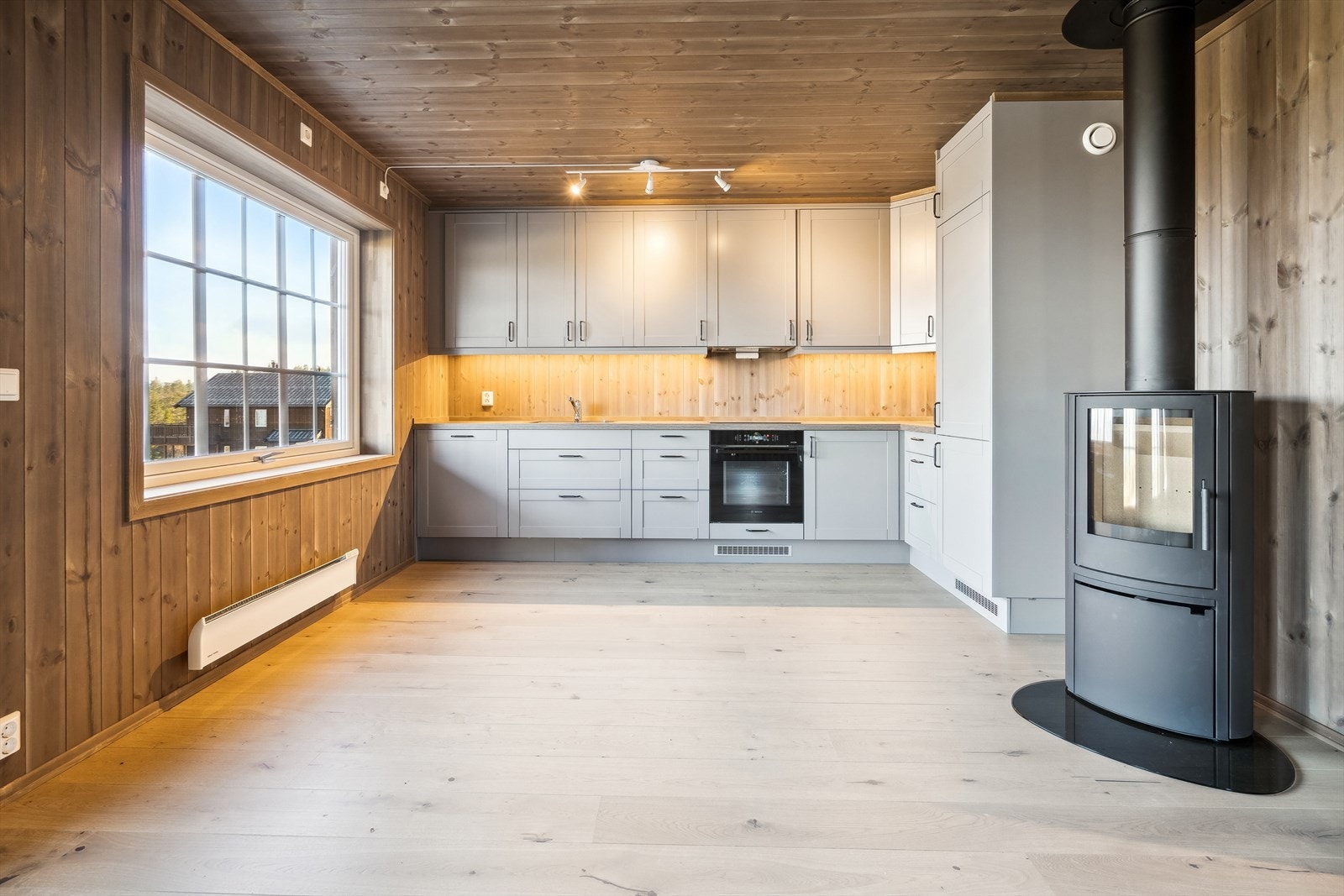 Kjøkkenet har plass til hyggelig spisebord som et naturlig samlingspunkt. Galleribilde