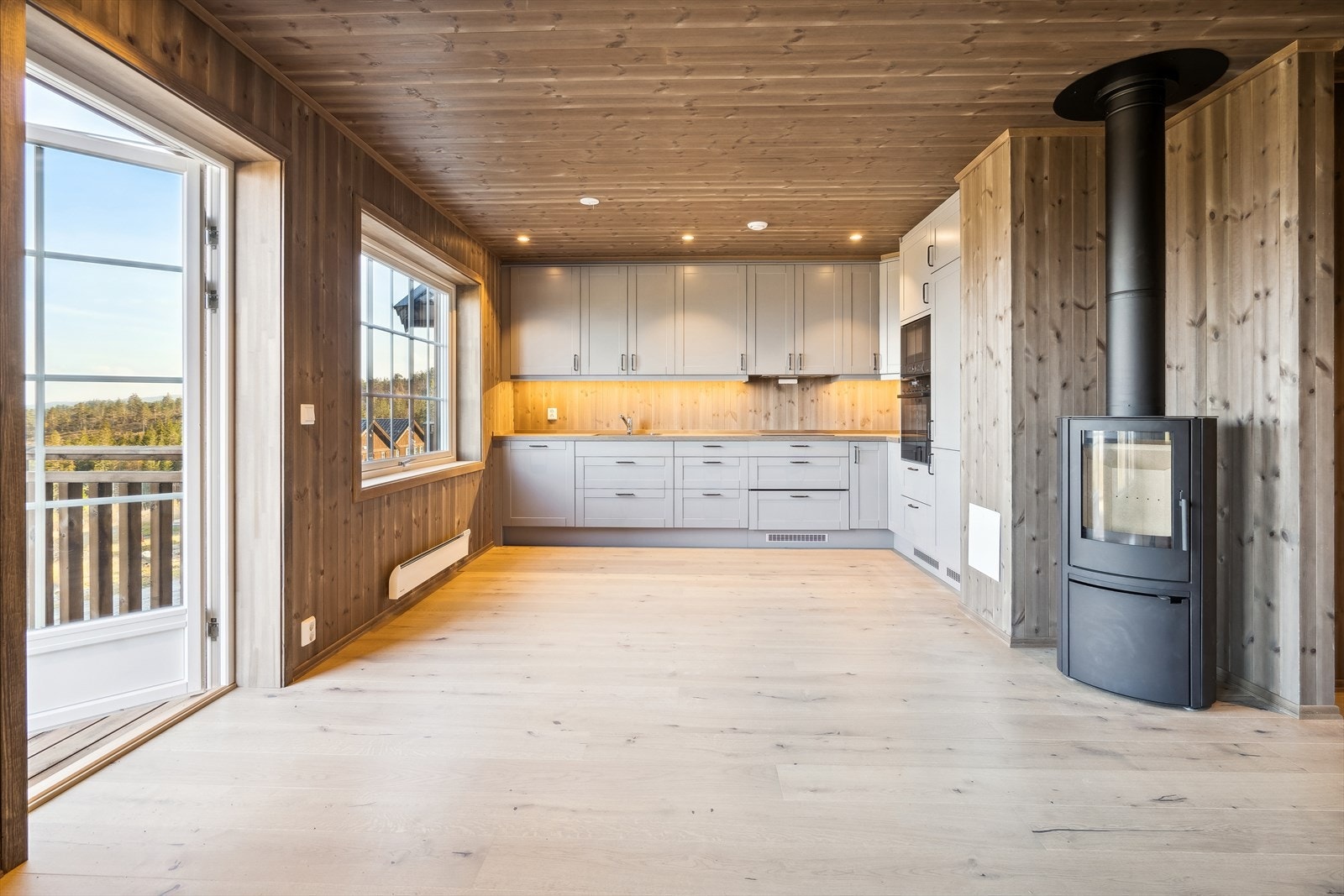 Store vinduer gir rikelig med lys inn i rommet. Galleribilde