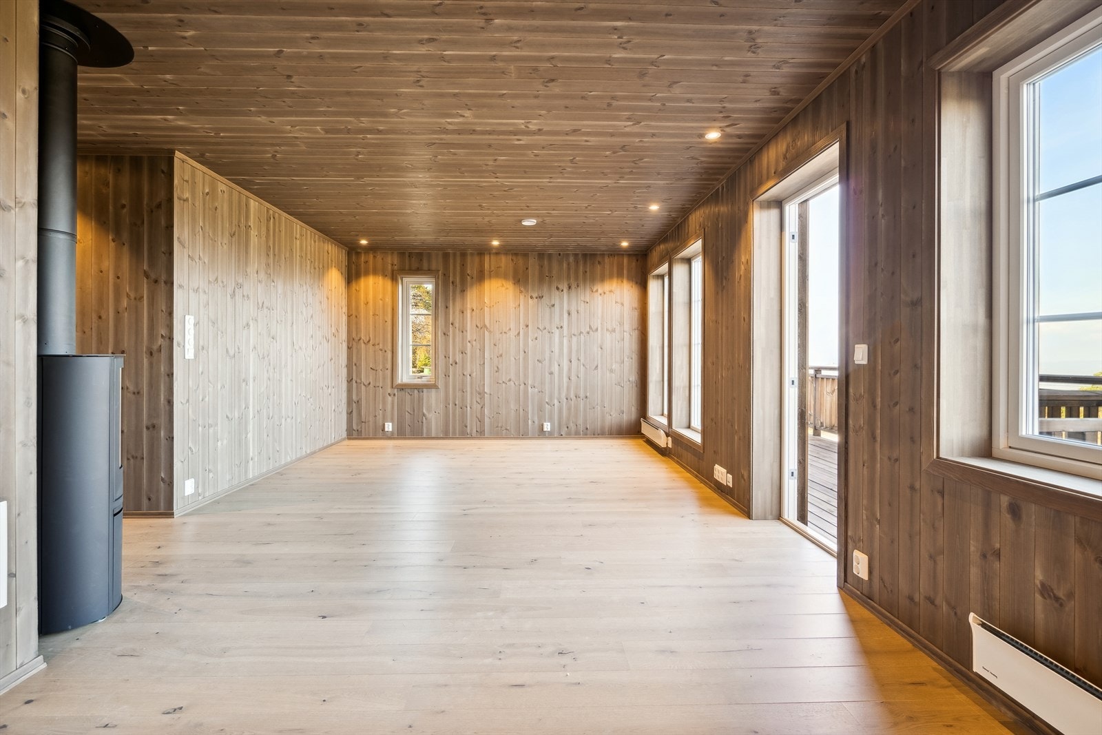 Stuen har fint plass til en deilig sofakrok hvor man kan møblere etter eget ønske. Galleribilde