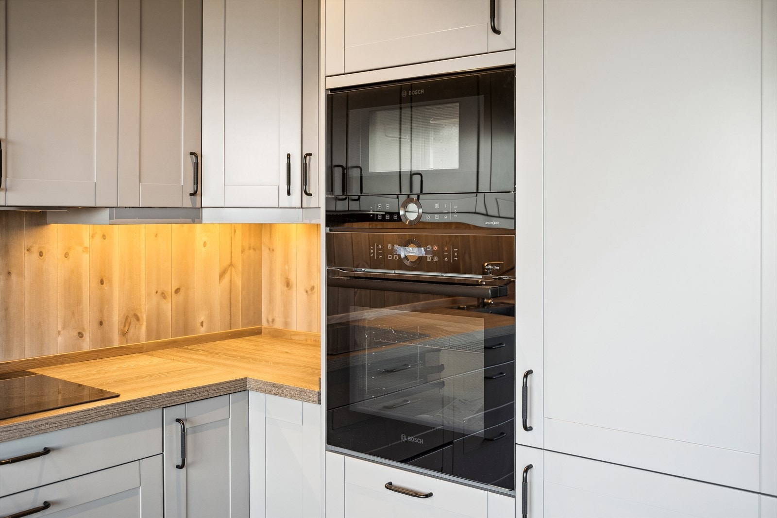 Interert ovn og micro i behagelig høyde. Galleribilde