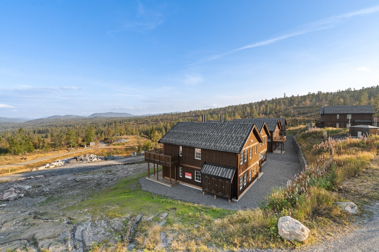 Rett utenfor døra starter turstien over til Fagerfjell. Skiløypene går kun ett par hundre meter fra leilighetene og alpinbakken er heller ikke langt unna. Galleribilde