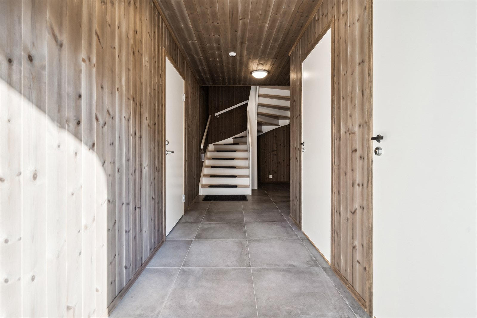 Praktisk flislagt entré Galleribilde