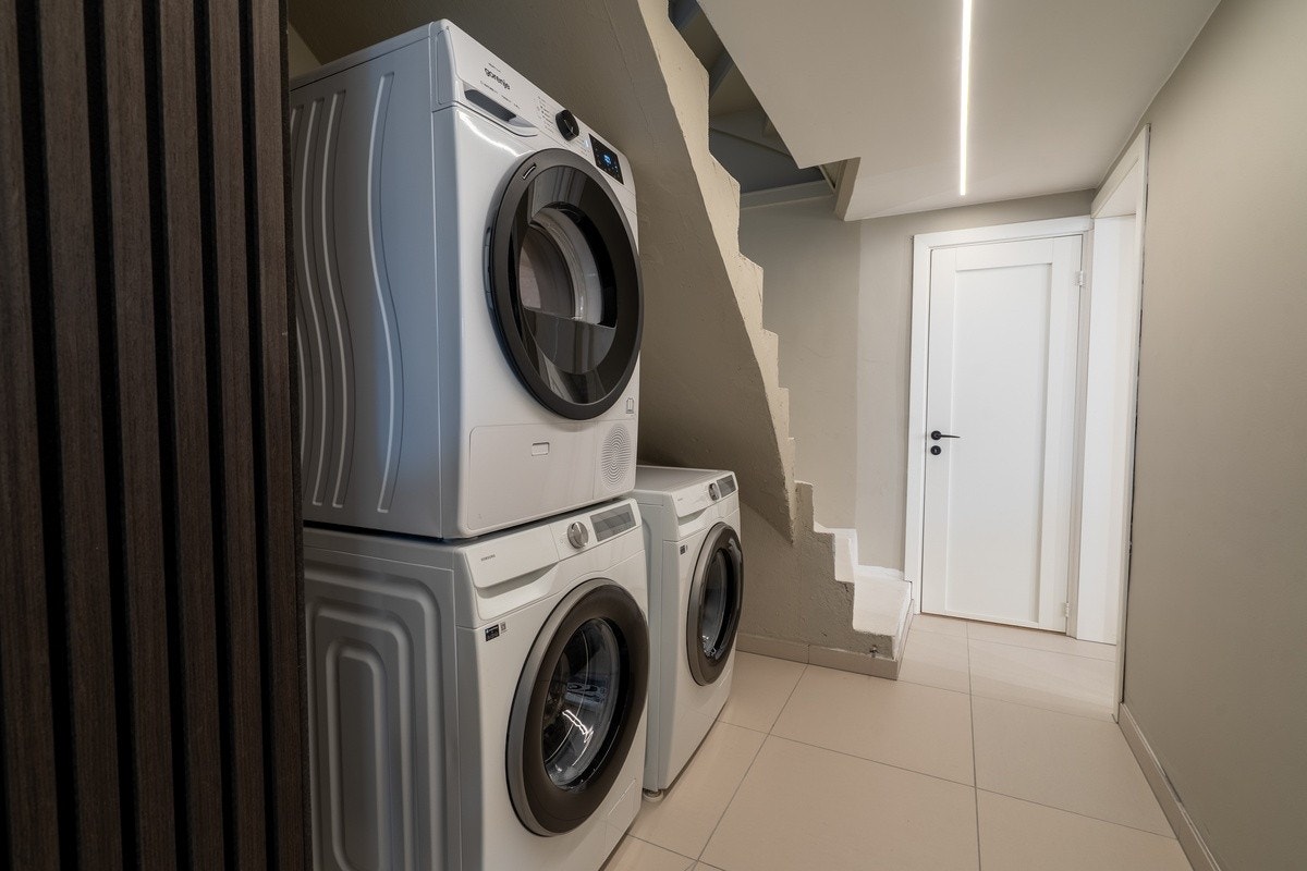 Vaskeseksjon med to vaskemaskiner og en tørketommel Galleribilde