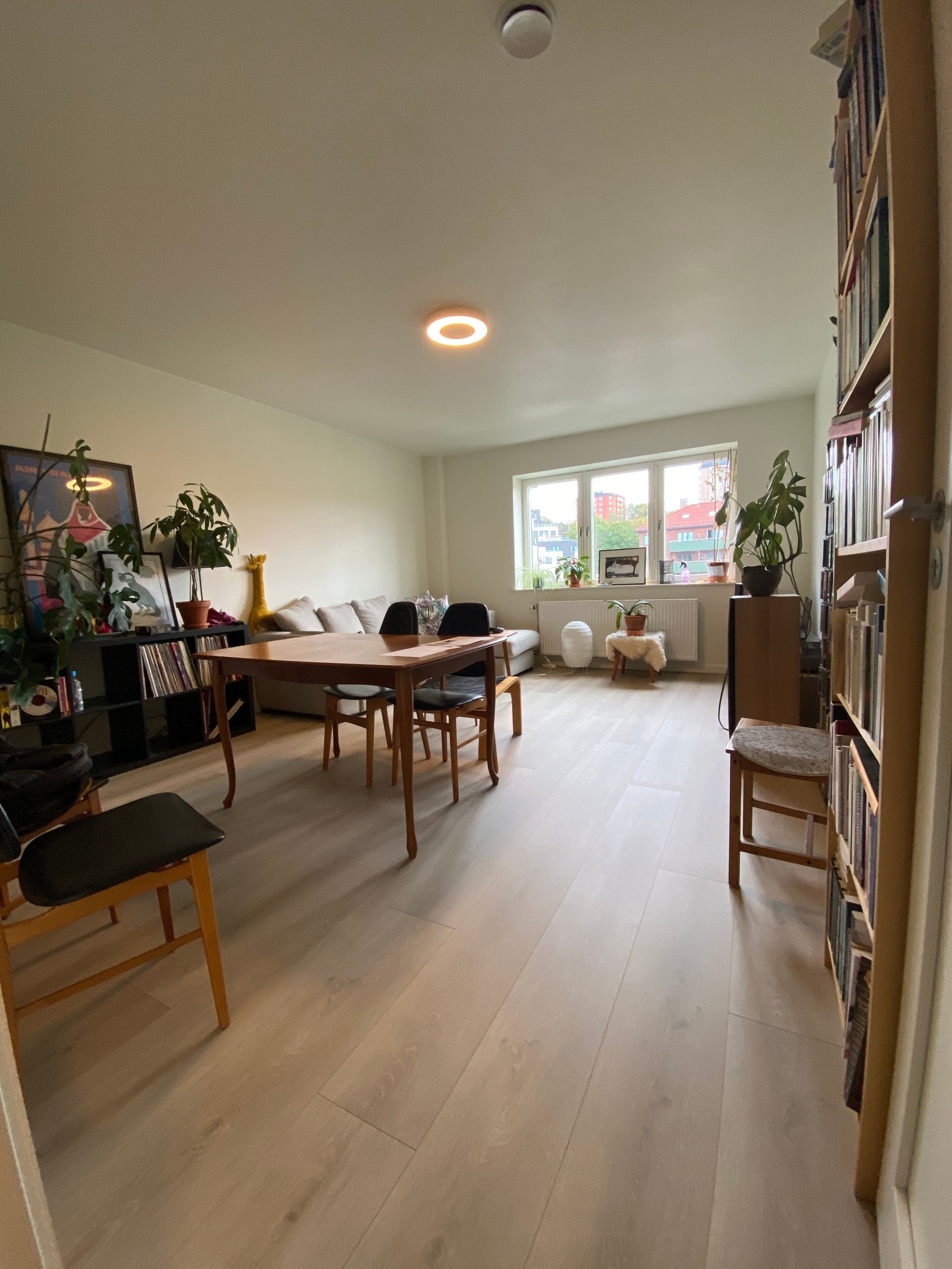 Stuen til en tidligere leietaker. Ca 4 x 5.30 meter og passer par eller familie. God plass. Galleribilde