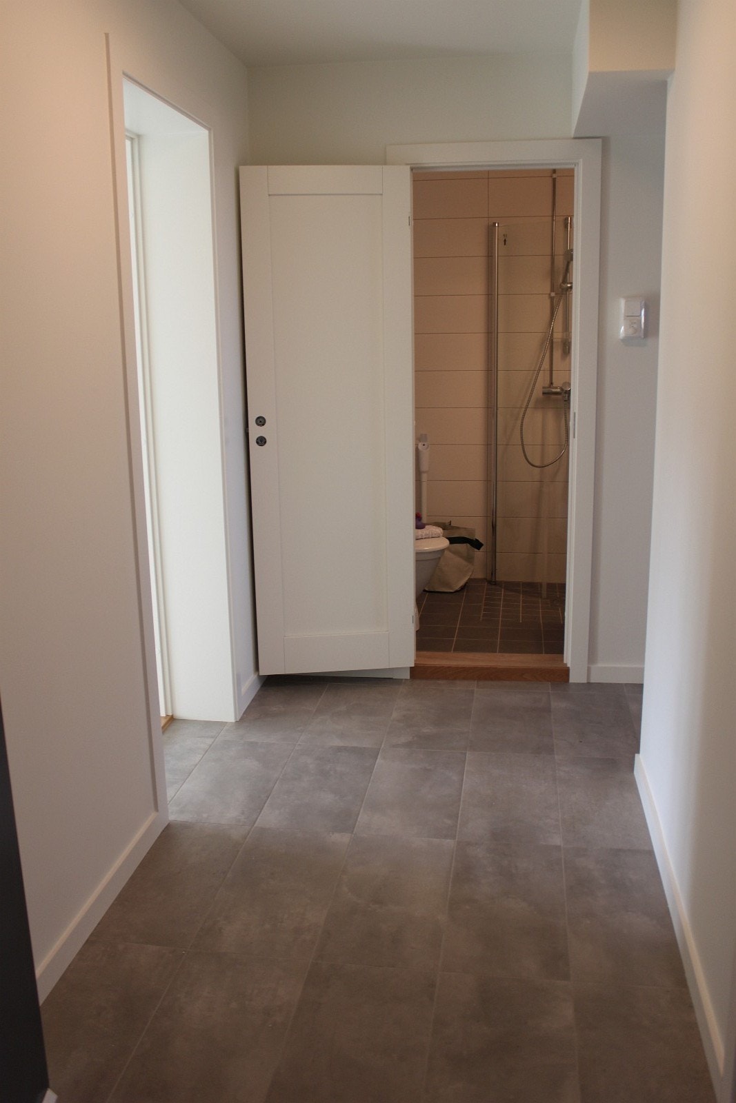 Stort og romslig inngangsparti, men stue og soverom til venstre og kjøkken og soverom nummer 2 til høyre. Galleribilde