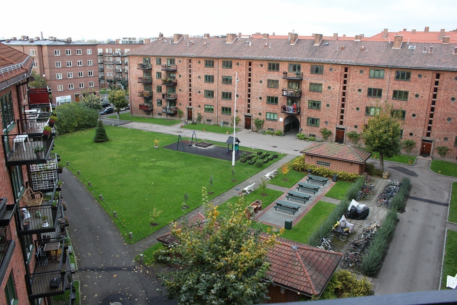 Bakgård som kan benyttes etter sameiets regler. Galleribilde