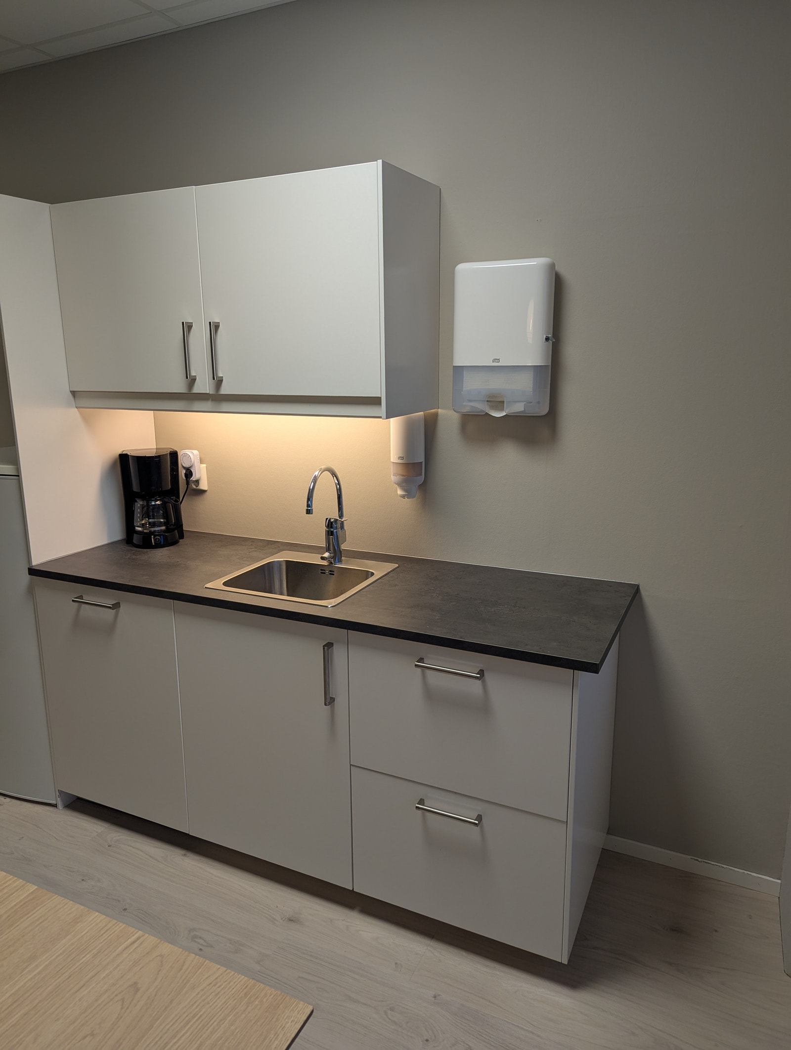 Minikjøkken med oppvaskmaskin Galleribilde