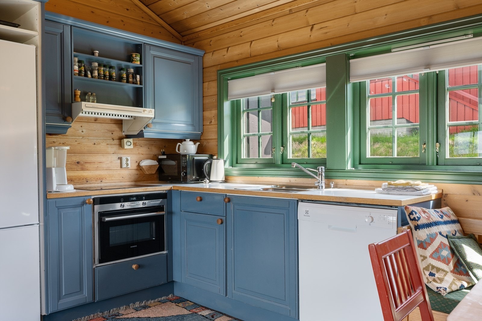 Kjøkkenet har innredning med profilerte fronter og benkeplate i laminat. Galleribilde