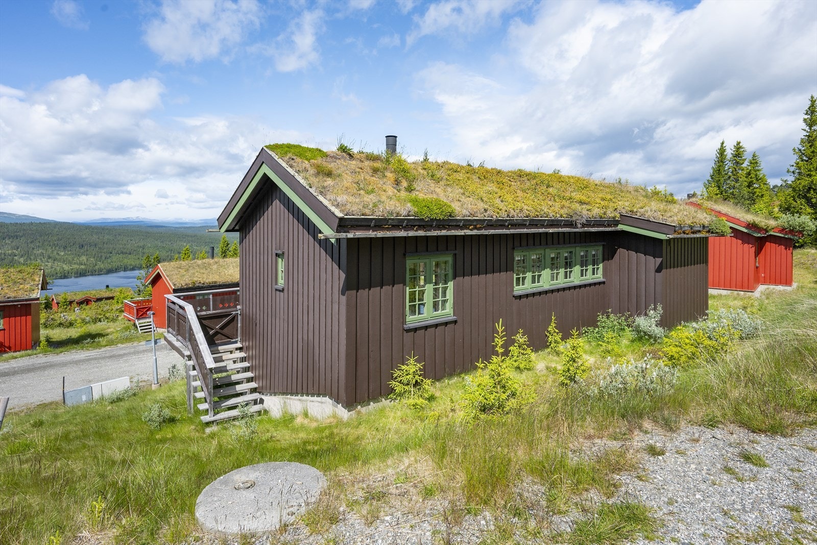 Trapp ned fra terrassen gir enkel tilgang til uteområdet. Galleribilde