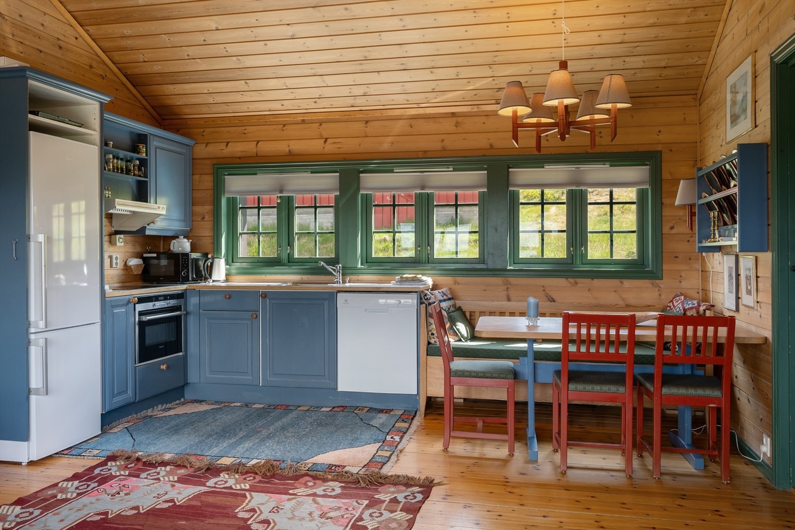 Hyggelig spisekrok ved kjøkkenet. Galleribilde