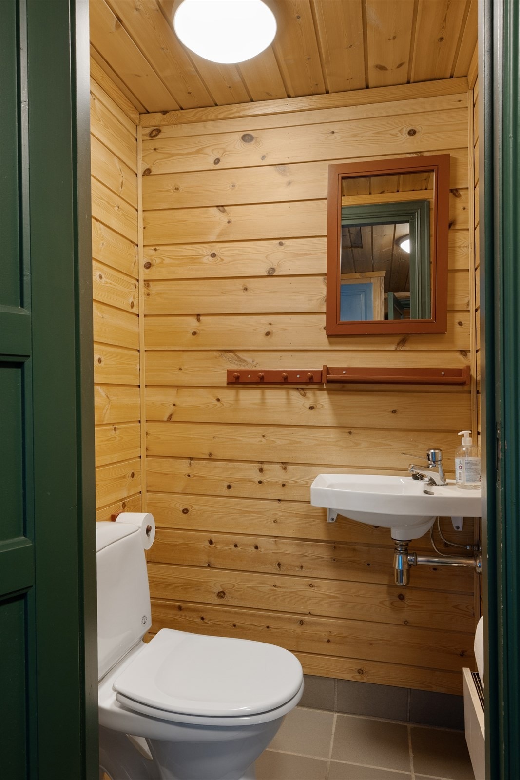 I tillegg har boligen et separat wc-rom m/panelte overflater og flislagt gulv. Galleribilde