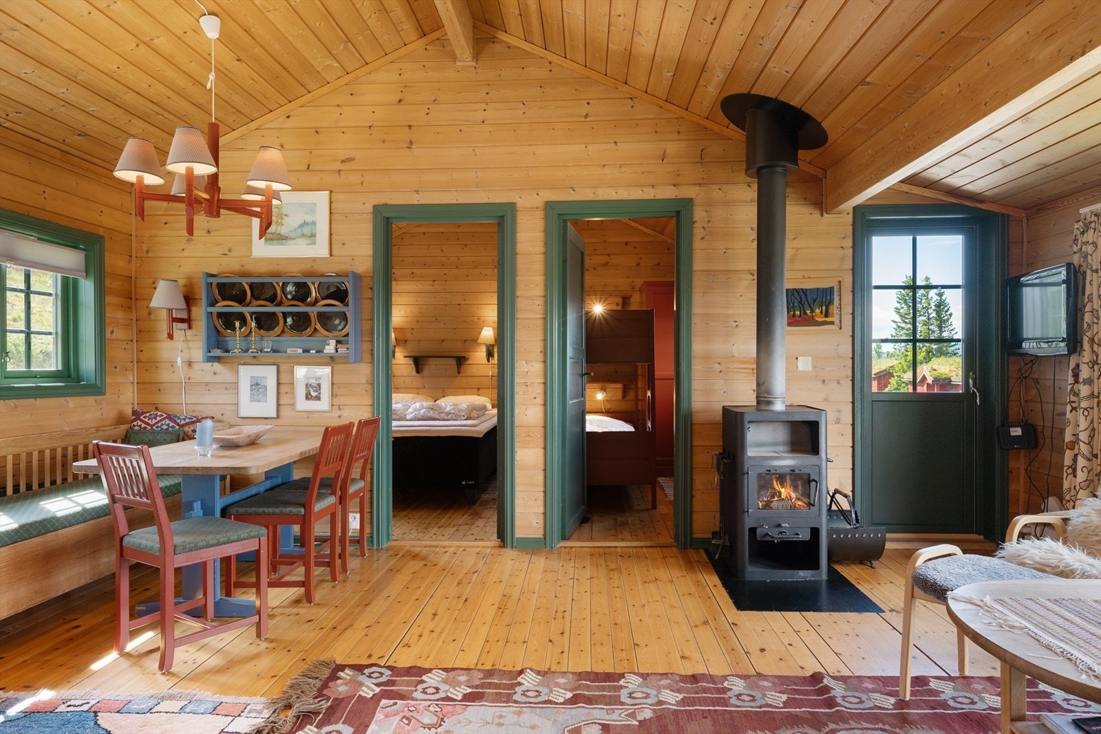 Det er totalt 4 soverom - fra stua er det dør inn til to av rommene. Galleribilde