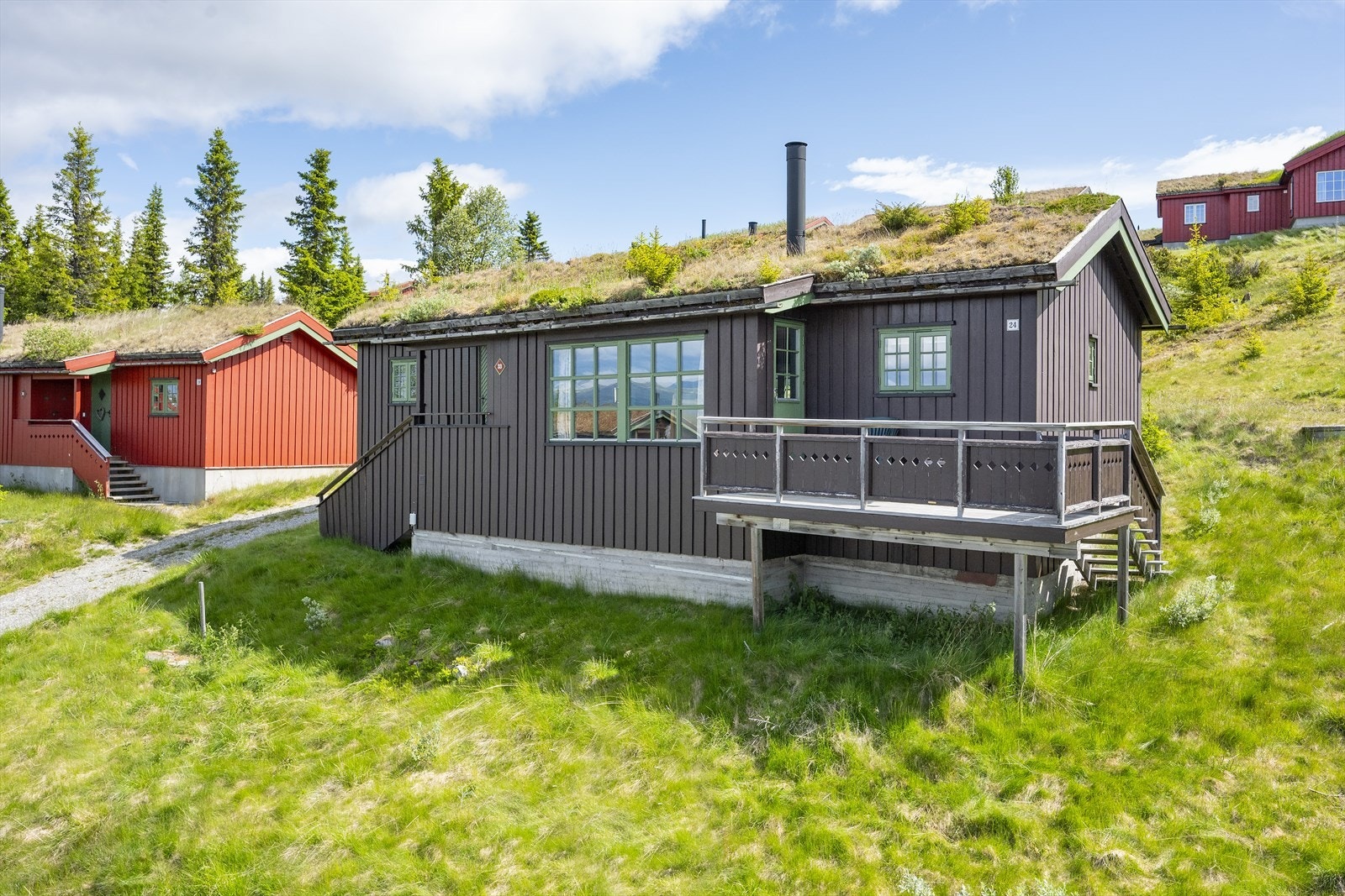 Lokkarsletta 24 har solrik beliggenhet litt opp fra Gålåvatnet, ca 930 moh. Galleribilde