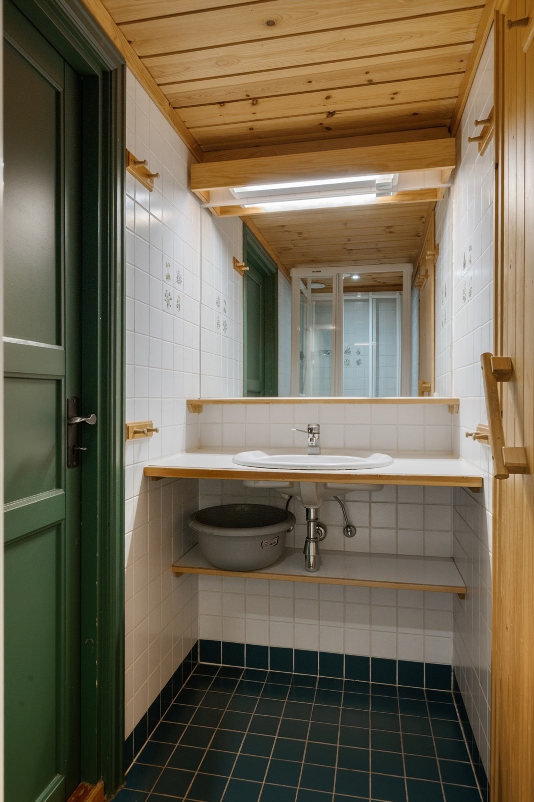 For å tåle normal bruk etter dagens krav må badet renoveres. Galleribilde