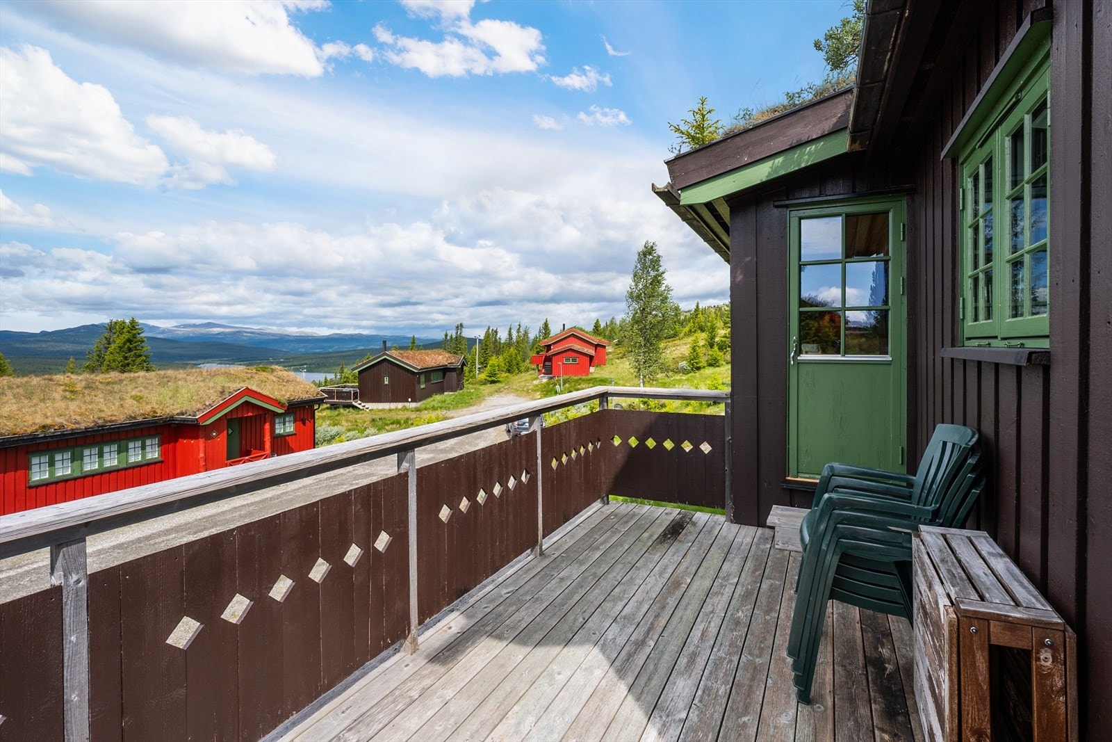 Fra stua er det utgang til vestvendt terrasse på ca 10 kvm. Galleribilde