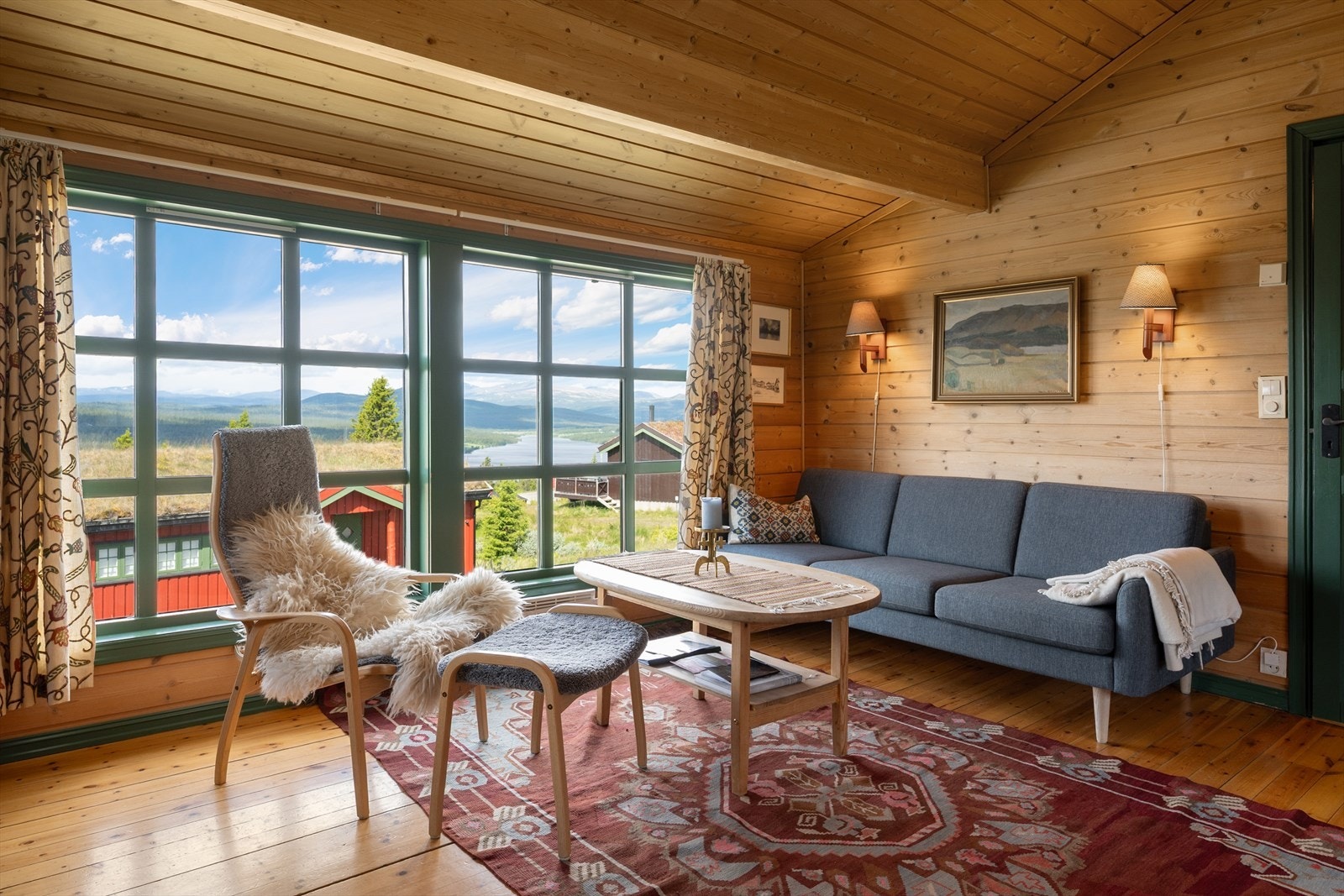 Hytta har en lun og trivelig stue- og kjøkkenløsning. Galleribilde