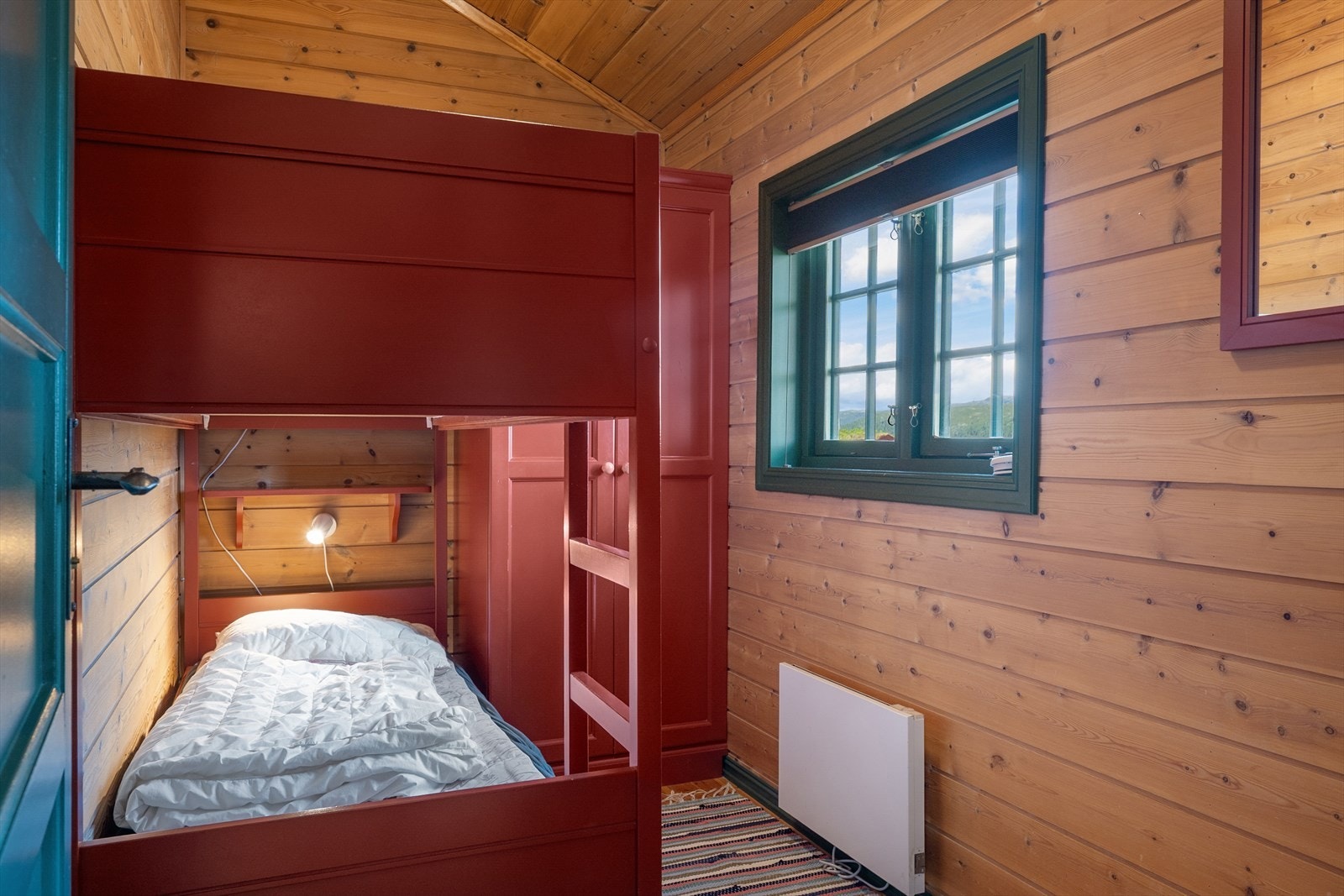 Soverom 2 - De to øvrige soverommene er smart innredet med solide køyesenger i malt utførelse samt tilhørende garderobeskap. Galleribilde