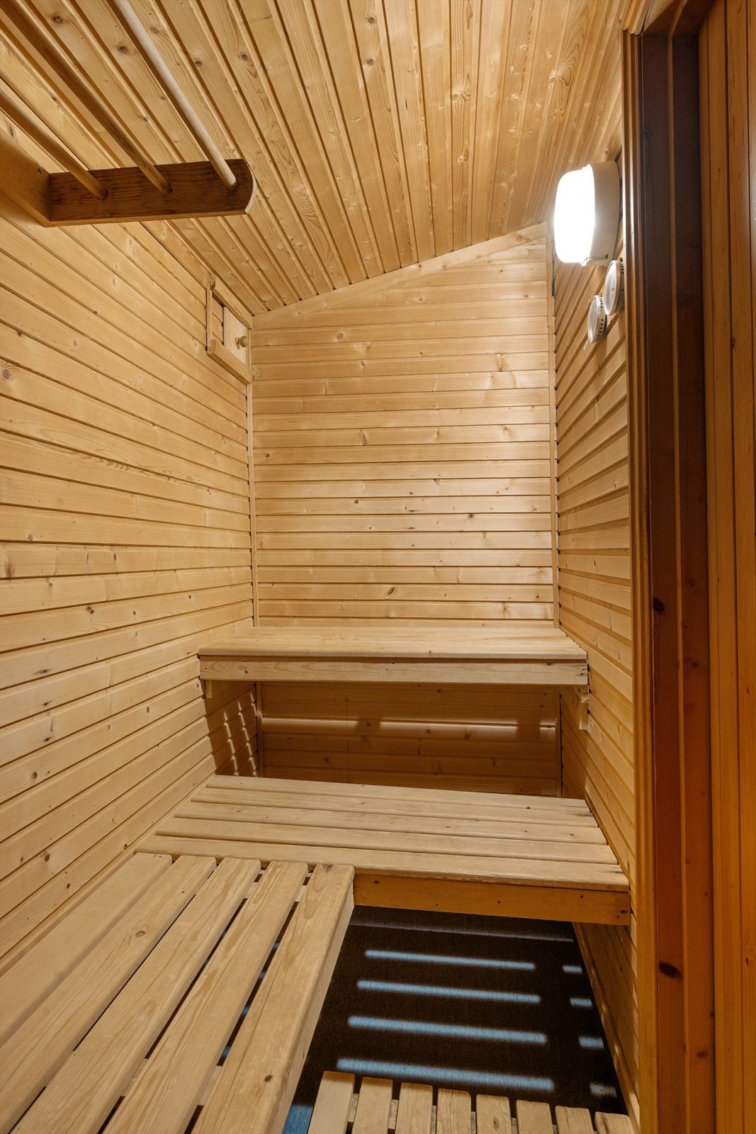 Fra badet er det tilgang til tradisjonelt innredet badstue. Galleribilde