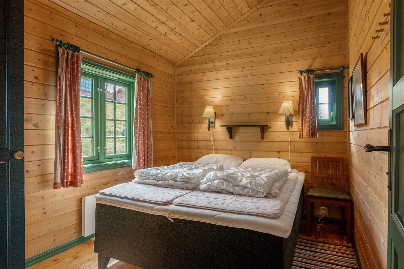 Soverom 1 - To av soverommene er innredet med dobbeltseng, og alle soverommene er holdt i samme stil og fargepalett. Galleribilde