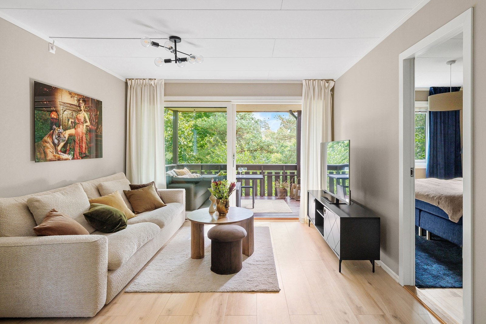 Boligen er jevnlig oppgradert med nye overflater i 2021, oppusset inngangsparti i 2024 og ny ytterdør samme år. Borettslaget har også skiftet panel i terrassehimlingen i 2023 Galleribilde