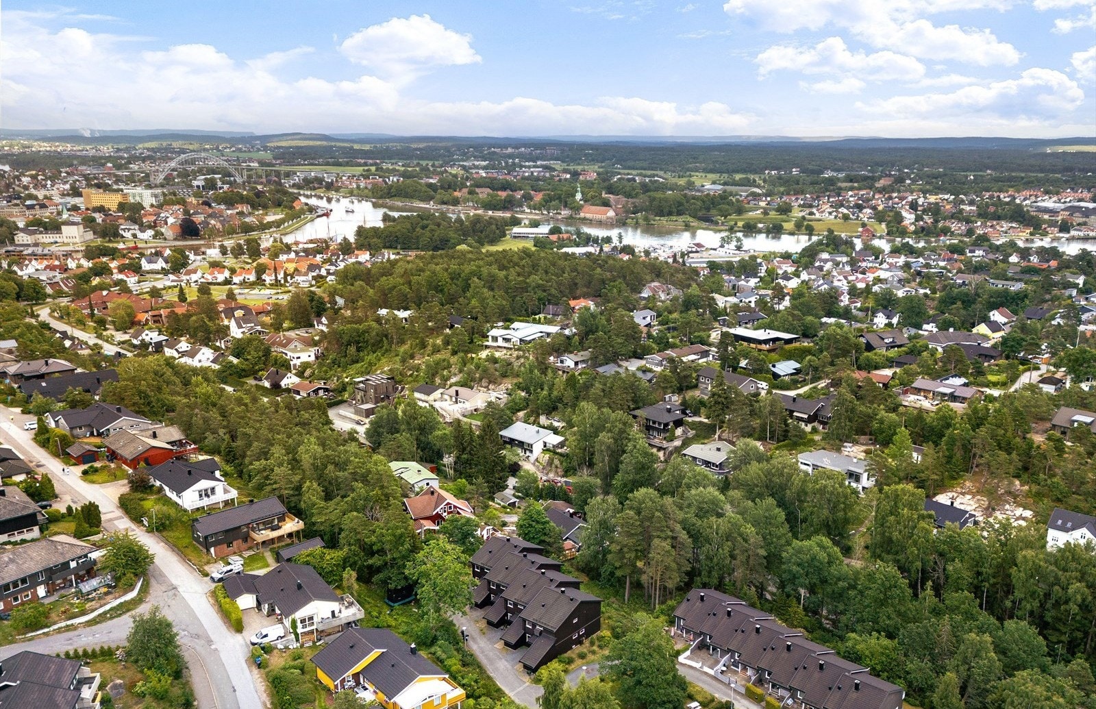 Attraktiv beliggenhet på Nordre Kråkerøy - kort vei til skole, barnehage, dagligvare og Fredrikstad sentrum. Badeplasser og turmuligheter finnes like i nærheten. Galleribilde