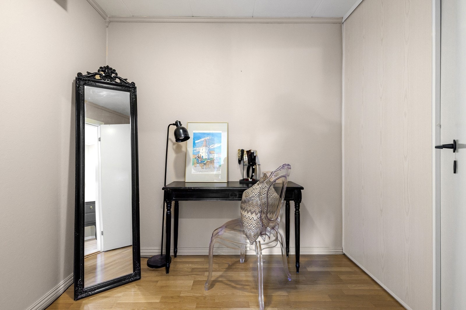 Romslig innvendig bod som gir gode oppbevaringsmuligheter. Rommet kan også utnyttes smart som kontor eller garderobe etter behov. Galleribilde