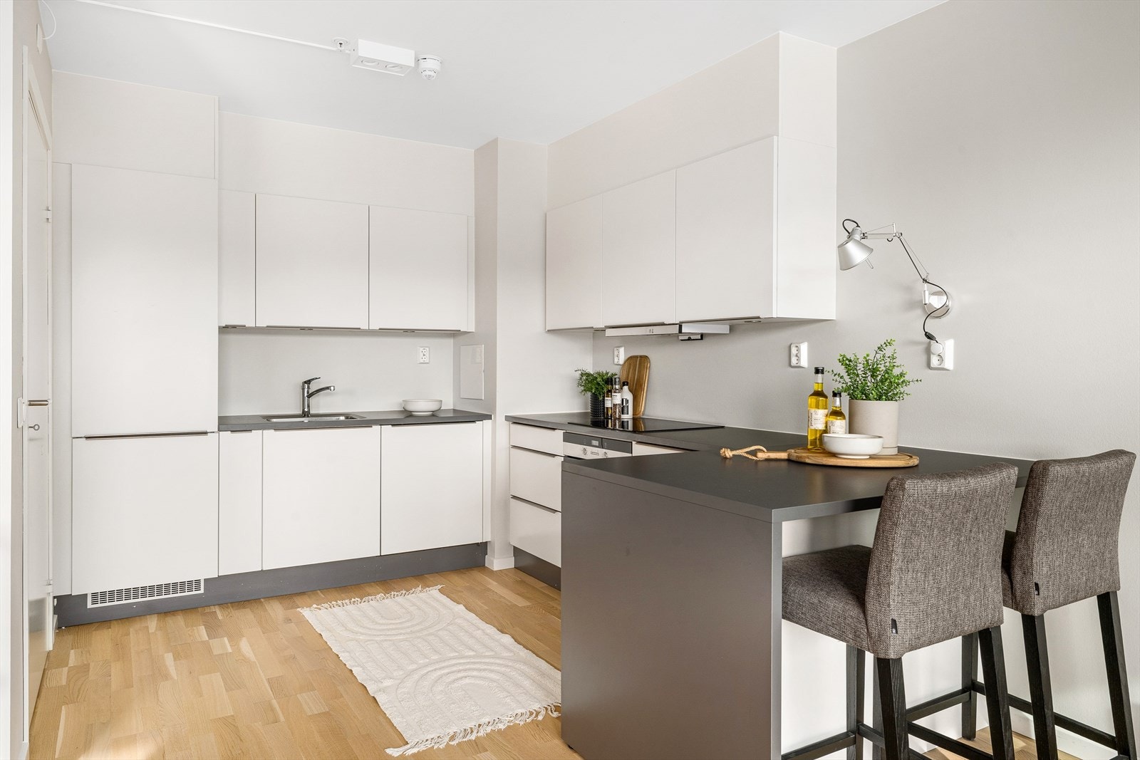 Kjøkken med barløsning som gir ekstra arbeidsplass og sittemulighet. Praktisk bod rett fra kjøkken til venstre. Galleribilde