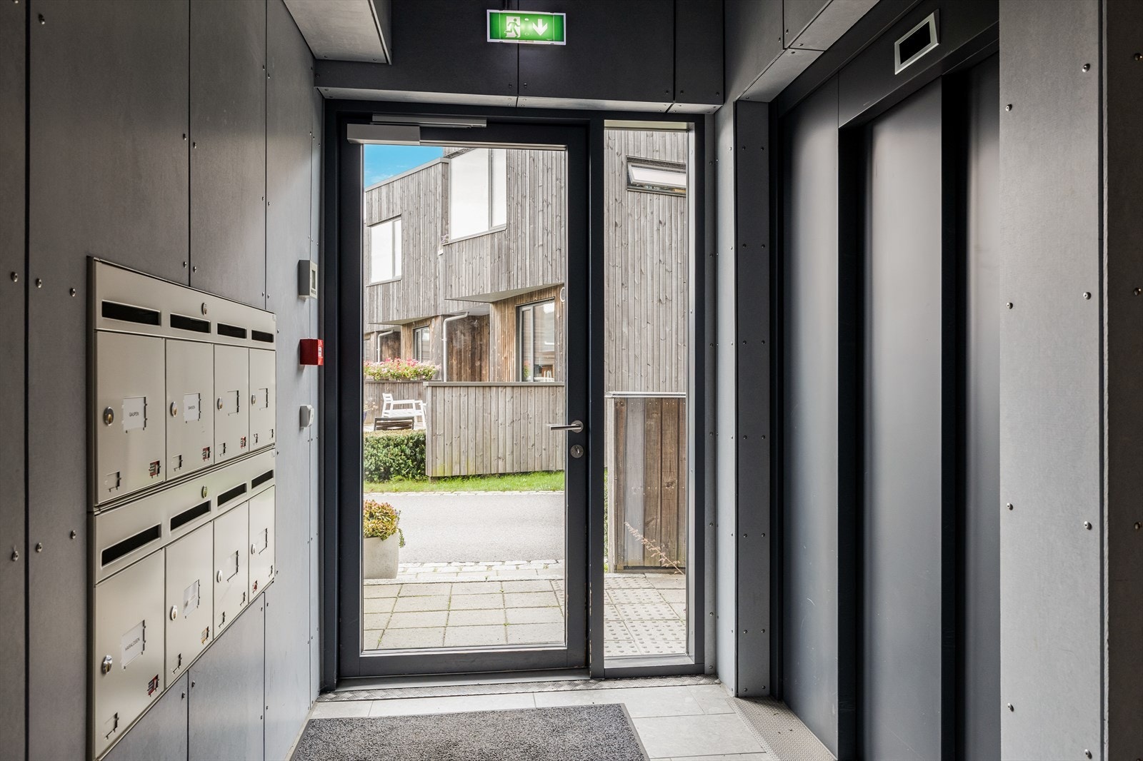 Leiligheten ligger i 2.etasje og har tilkomst fra felles trappegang eller heis. Galleribilde