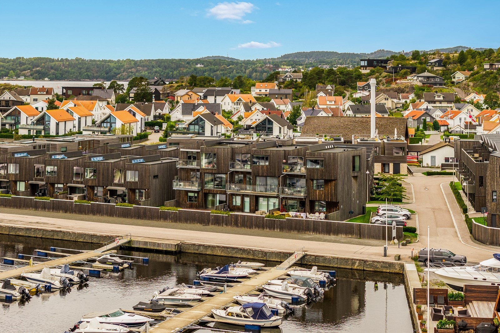 Bygget har en tidløs arkitektur med treverk som harmonerer med de maritime omgivelsene. Galleribilde