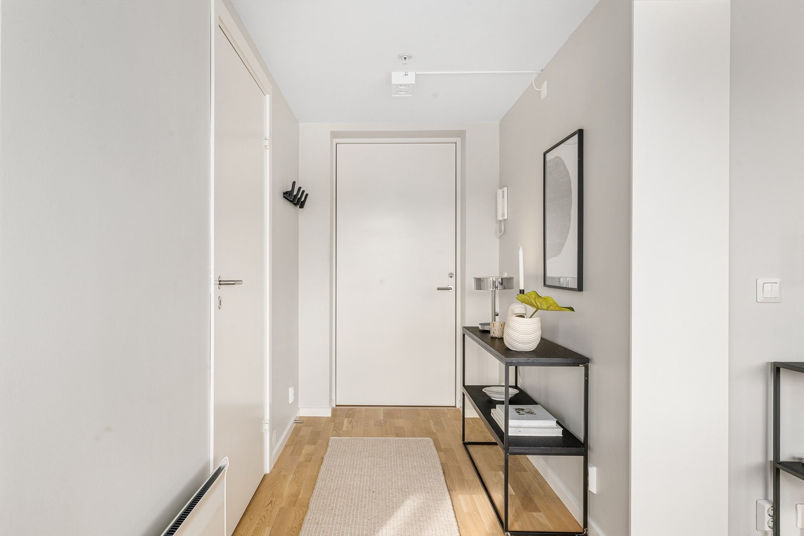 Entré med gjennomgående lys og adkomst til oppholdsrom. Galleribilde