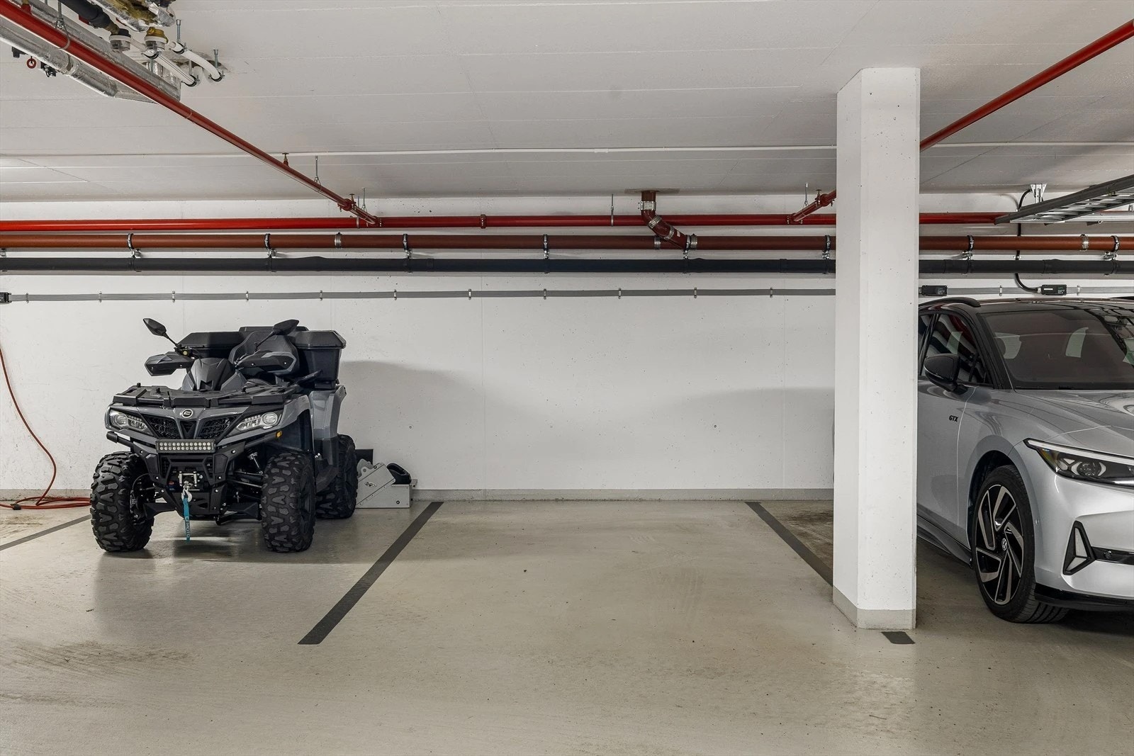 Det medfølger egen parkeringsplass. Parkeringsplassen er ikke den som er avbildet men en tilsvarende. Galleribilde