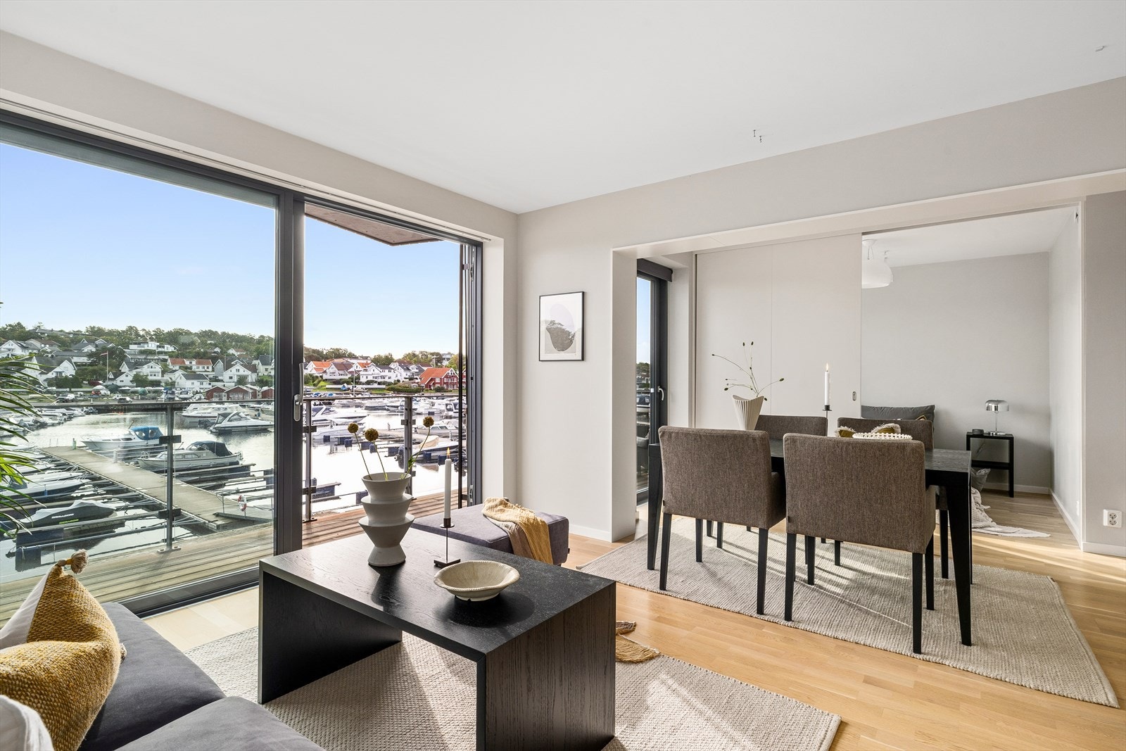 Kombinasjonen av moderne byggestandard og maritime omgivelser skaper en helt spesiell bokvalitet. Galleribilde