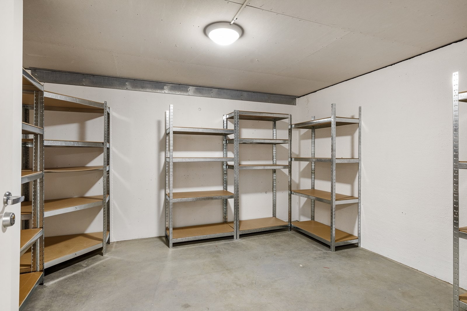 Stor privat bod som ligger i kjelleretasjen som medfølger. Galleribilde