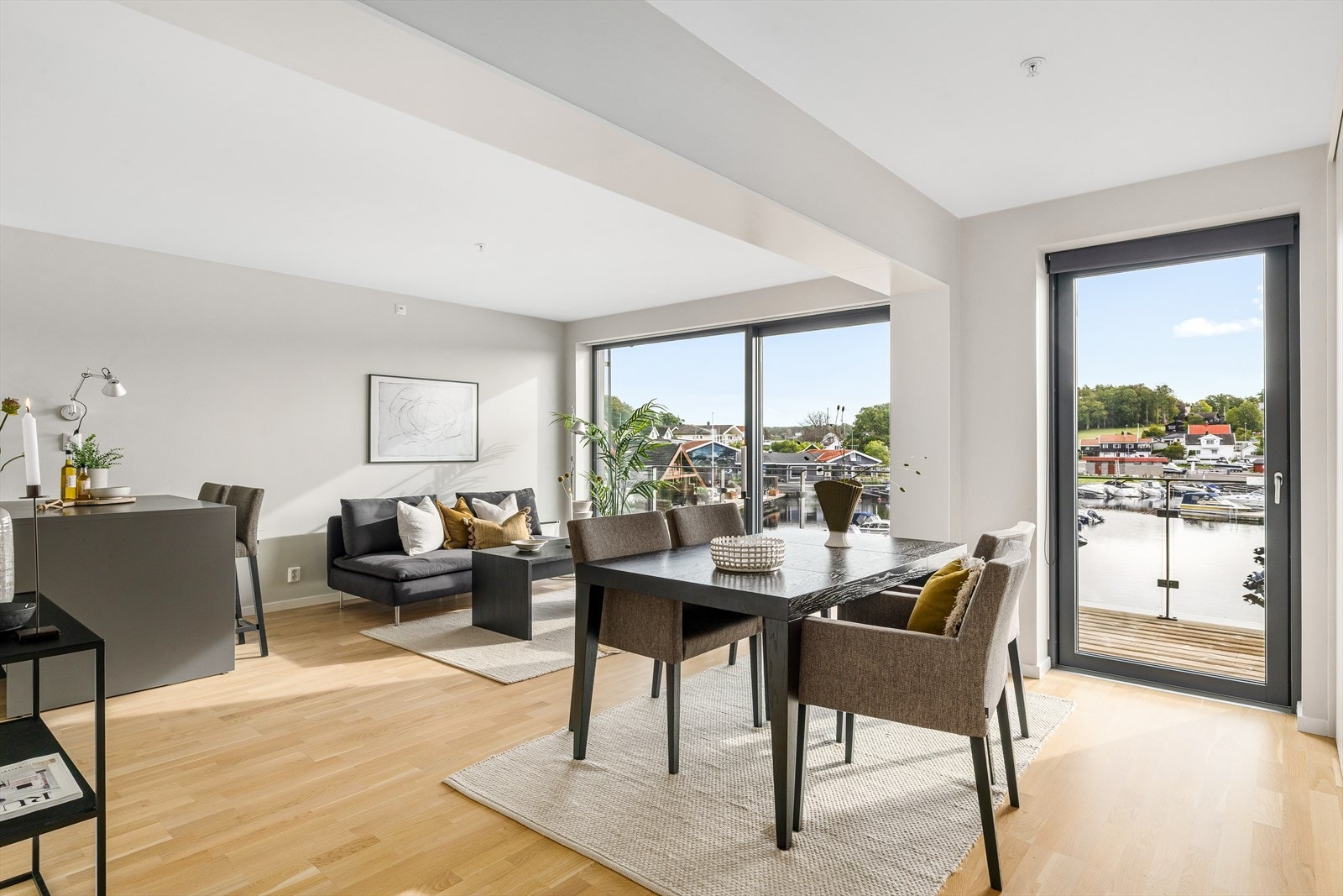 Store vindusflater gir lys og god romfølelse. Galleribilde